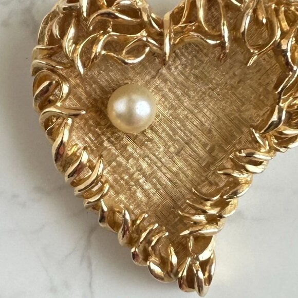 Modernist Gold-Tone Heart Brooch with Faux Pearl Accent Signed Capri - Picture 3 of 7